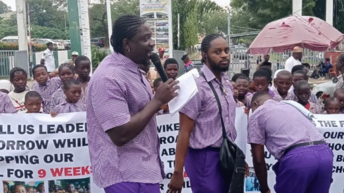 VDM protesting with the children